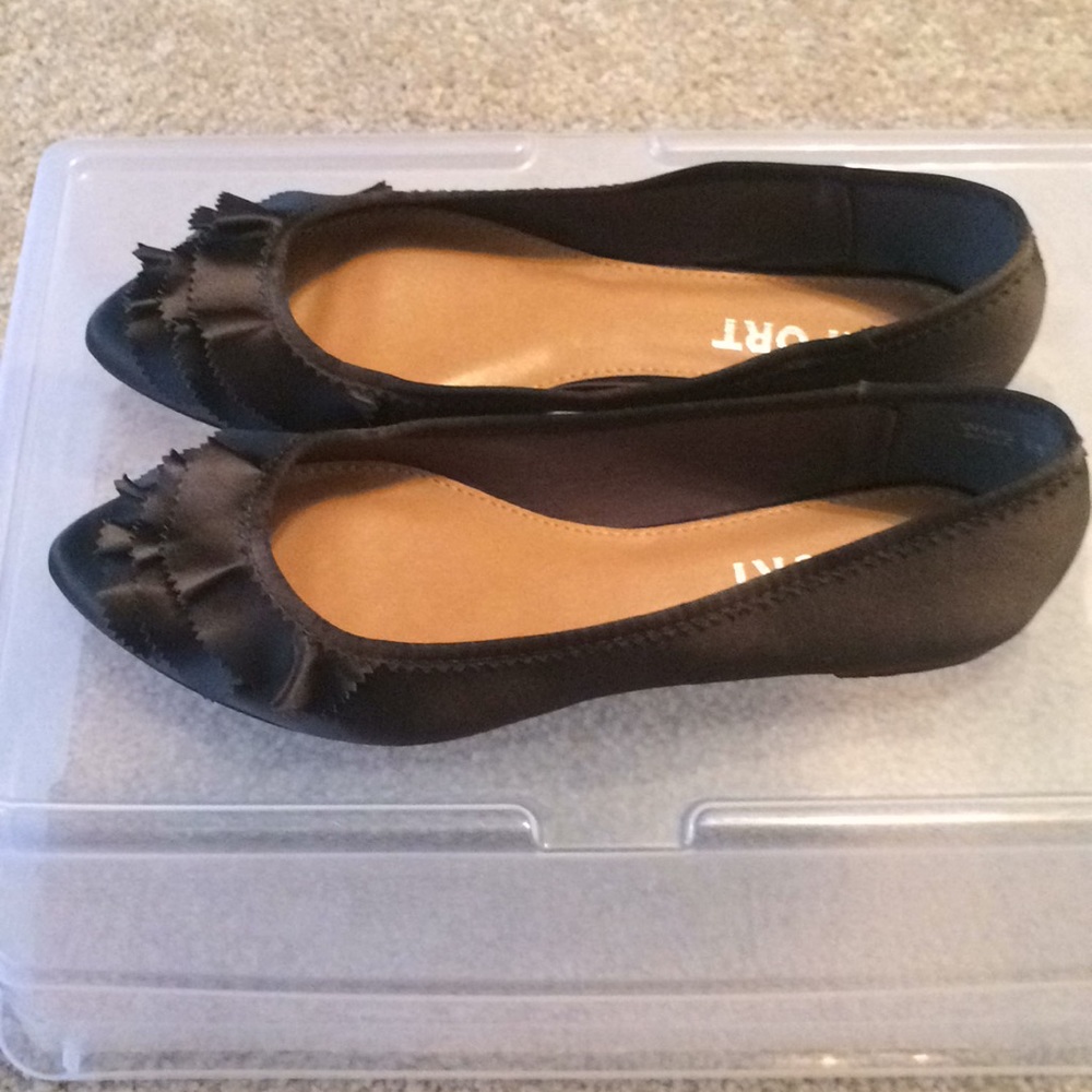 Report Baila Dark Olive Green Ruffle Satin Flats - Picture 2 of 5